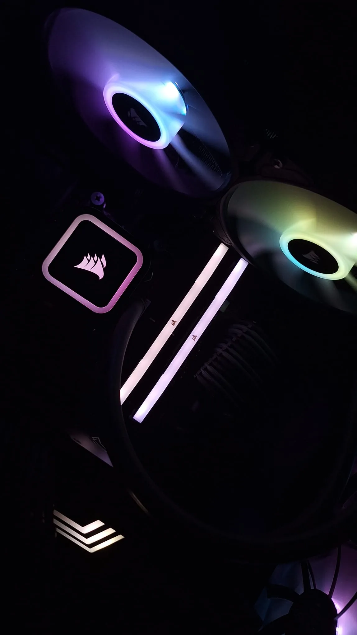 Detailfoto von Lüftern, AIO und RAM im Custom-PC