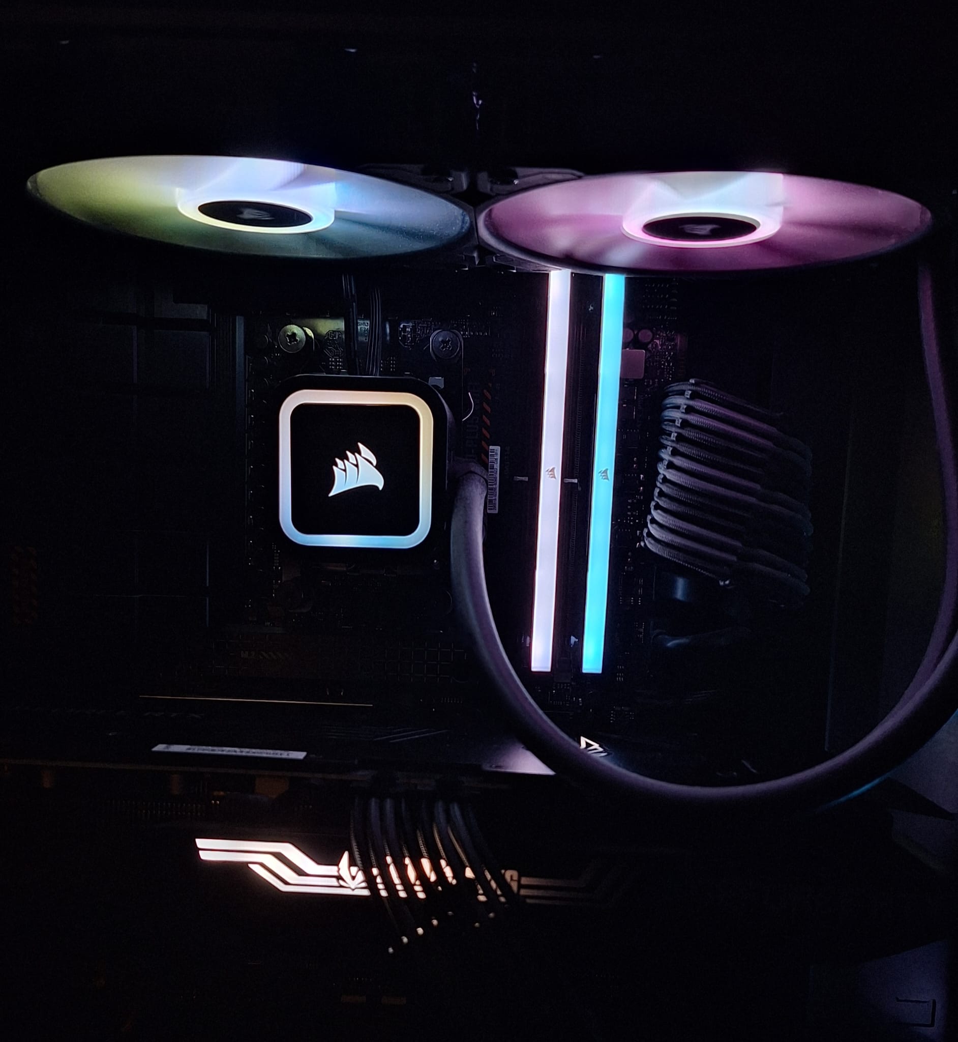 High-End Custom PC mit dunklem RGB-Look