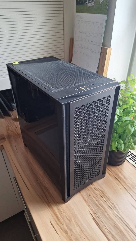 Fertiger Custom PC von au&szlig;en auf einem Tisch